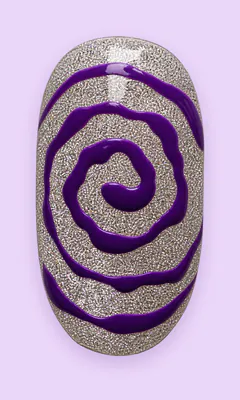 Uña con espiral morada sobre glitter plateado.